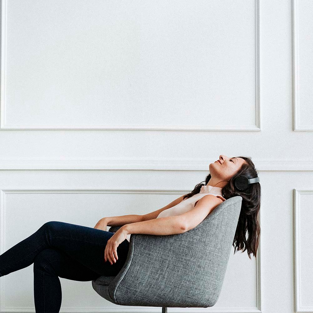 Woman listening to music 7Q8F4DT.jpg